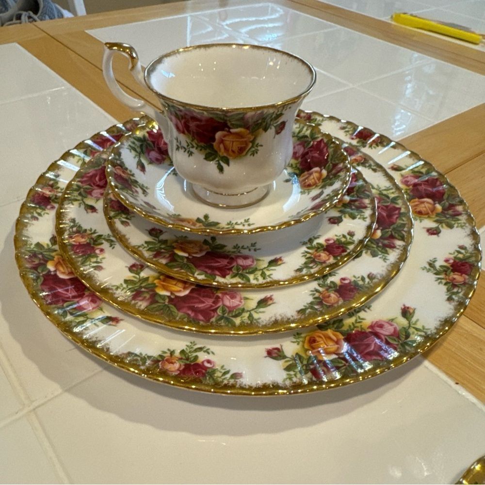 Royal Albert 1962 Country Roses 5 Piece Set Bone China Dinnerware Set